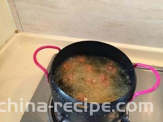 酸甜荔枝里脊肉,油再次到九成热。把丸子在此。放入油锅中炸至金黄表面。