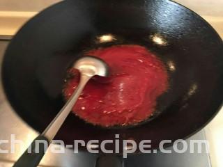 酸甜荔枝里脊肉,现在我们来调酱汁。倒入适量油，放入两大勺番茄酱。
