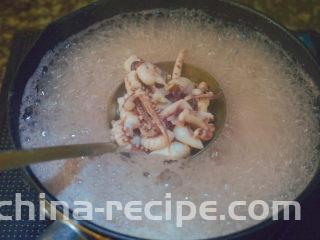 葱爆鱿鱼,开煮至沸腾，再小火煮7分钟