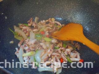 葱爆鱿鱼,加盐加蚝油翻炒2分钟