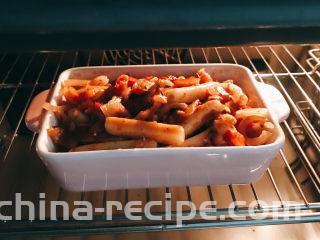 猪皮泡菜炒年糕,装入烤盆放入提前200度预热的烤箱中