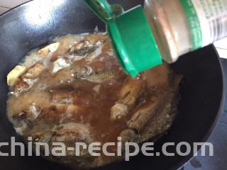 家常炖鲫鱼,撒上十三香调味
