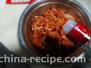香酥炸鸡块,加入少许白酒抓匀，腌制2个小时以上。