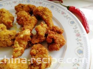 香酥炸鸡块,厨房纸吸掉多余油脂。