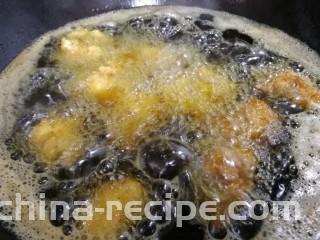 香酥炸鸡块,中小火慢炸2–3分钟。