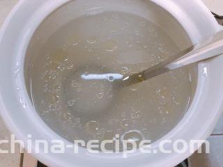 砂锅粥,珍珠米加食用油拌匀防粘锅，再加入水，一次性加够水