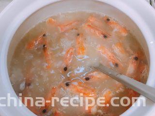 砂锅粥,米煮开花加入煎好的虾头