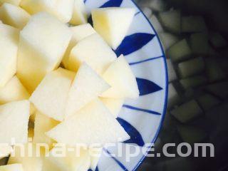 酒酿水果羹,倒入苹果块中大火煮五分钟