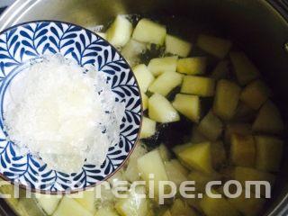 酒酿水果羹,加入冰糖