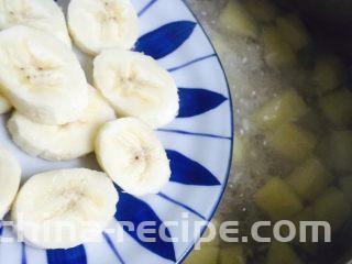 酒酿水果羹,再放入香蕉片