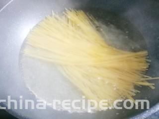 番茄火腿意面,所有材料准备齐全，锅中煮水，加少许盐和橄榄油，快滚时加入意面，用筷子稍微翻动下，大火煮8分钟。