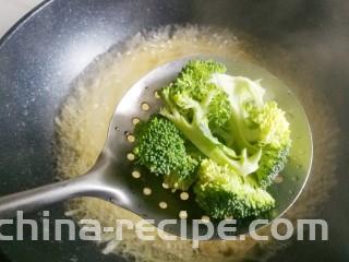 番茄火腿意面,将西兰花放入面汤上焯30秒至变色捞出放入凉开水中备用。