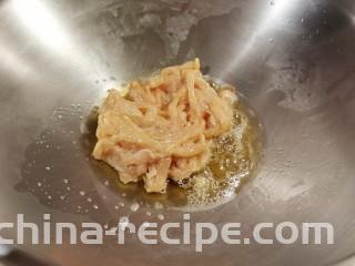 雪菜肉丝面,放入肉丝 小火滑炒