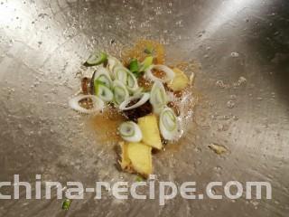 雪菜肉丝面,锅中留下的底油 放入葱姜  炒出香味