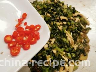 雪菜肉丝面,出锅前放入红椒圈  关火