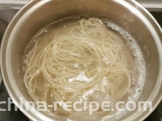 雪菜肉丝面,煮熟