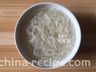 海鲜炒粉干,粉干泡在温水里发开；