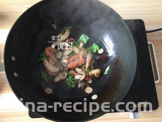 海鲜炒粉干,倒入沥干腌料的明虾翻炒至变色；