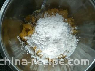 红豆芋圆,放入木薯粉。由于南瓜出水性不同粉的用量按实际情况增减。