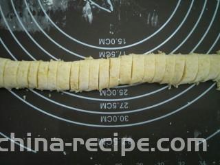 红豆芋圆,切成份量大约相同的剂子。