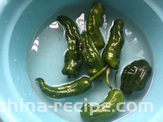 红烧香菇,青椒洗干净