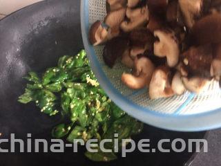 红烧香菇,倒入香菇翻炒