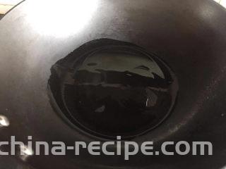 红烧香菇,热锅倒油