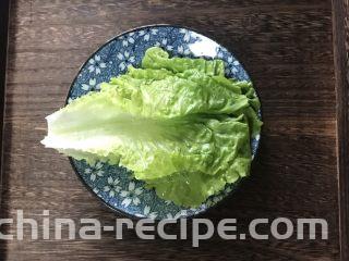 街头风味东北烤冷面,生菜洗净沥干水分