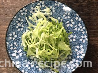 街头风味东北烤冷面,生菜切成细丝