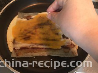 街头风味东北烤冷面,撒上白糖