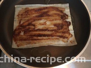 街头风味东北烤冷面,涂上酱料