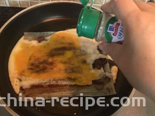 街头风味东北烤冷面,撒上胡椒粉