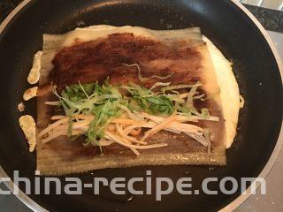 街头风味东北烤冷面,铺上一半的生菜丝