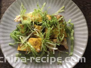 街头风味东北烤冷面,撒上剩余的生菜丝