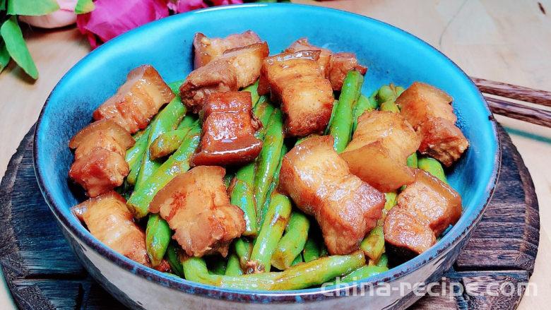 The recipe for braised pork with green beans