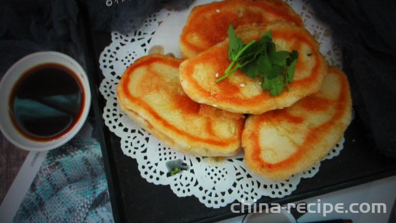 The method of making water fried buns with Henan chive noodles