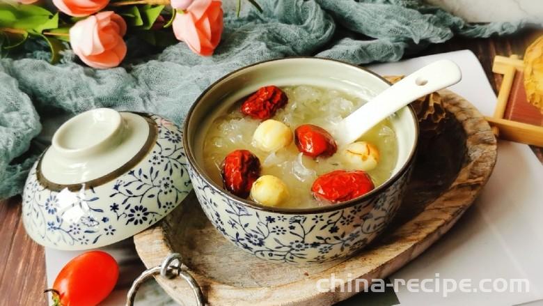 The method of making red date, silver ear, and lotus seed soup