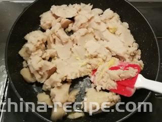 芸豆糕,放入芸豆沙 翻炒