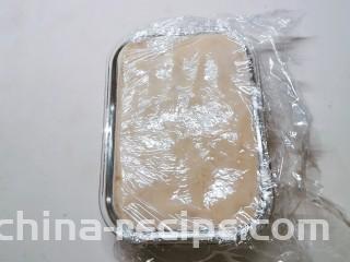 芸豆糕,盖上保鲜膜 每一层都压实 