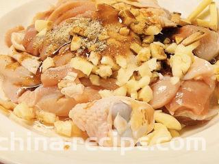 香菇滑鸡粥,再加少许盐，胡椒粉，生抽提味