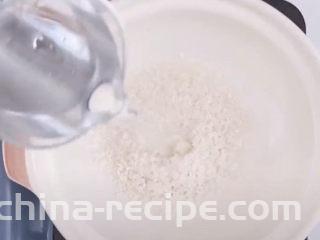 香菇滑鸡粥,大米提前用水泡软，淘洗干净后，倒入砂锅，加入清水，开大火煮开。盖上盖转小火，焖25分钟