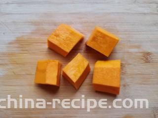 红薯南瓜粥,去皮去瓤先切成大块。