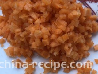 胡萝卜肉末粥,切碎成丁。