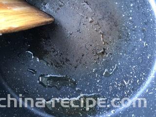胡萝卜肉末粥,起油锅。