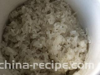 胡萝卜肉末粥,香米清洗干净。