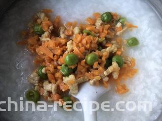 胡萝卜肉末粥,熬煮至米烂时下入炒好的胡萝卜肉末。