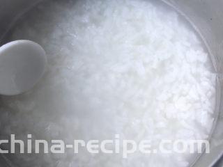 胡萝卜肉末粥,小火慢慢熬煮。