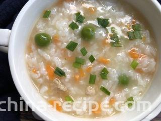 胡萝卜肉末粥,出锅时撒葱花。