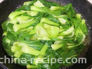 青菜油渣包,青菜洗干净焯一下水（青菜变色即可，不要焯过了）。