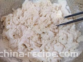 青菜油渣包,将酵母水加入面粉中，先用筷子搅拌成絮状。